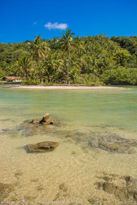 Imagem de pequenas pedras na beira mar da Praia de Jeribucaçu.